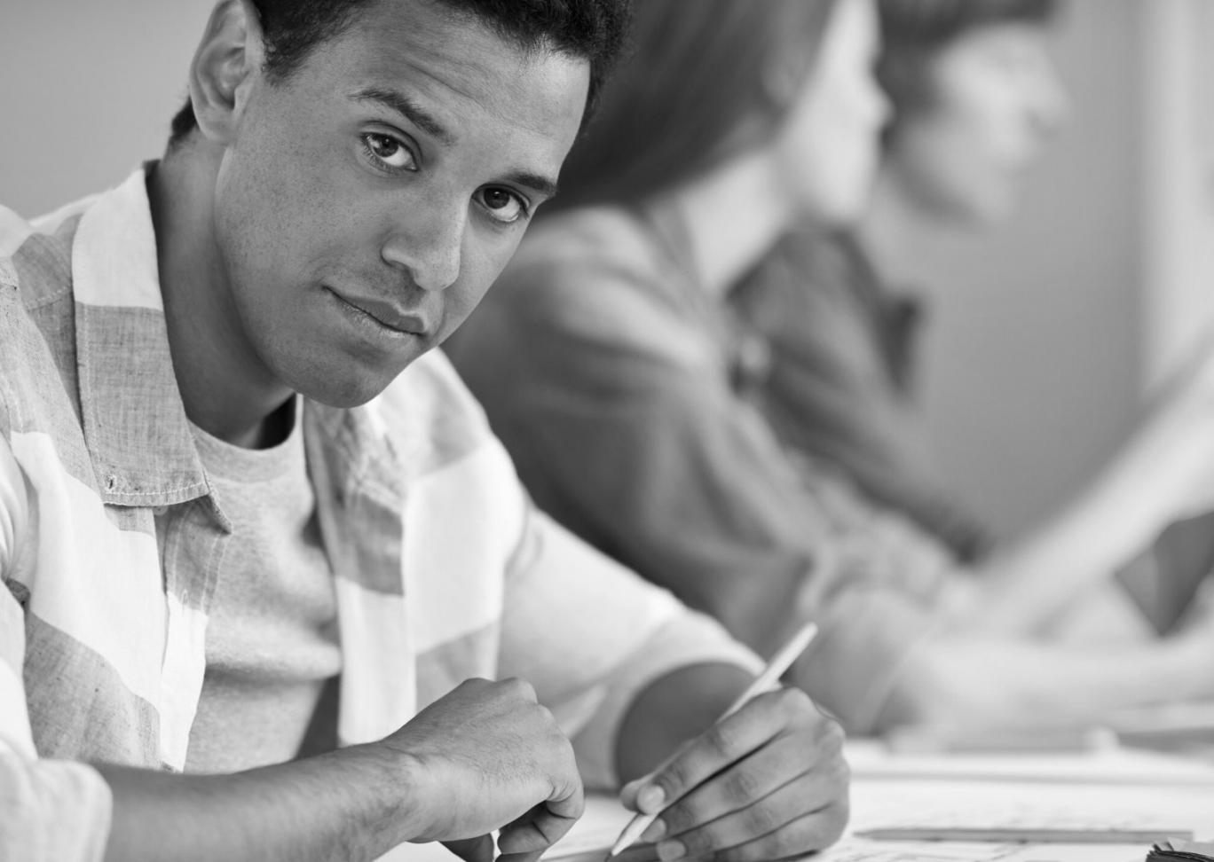 Professionelle Finanzanalyse am Arbeitsplatz mit mehreren Monitoren