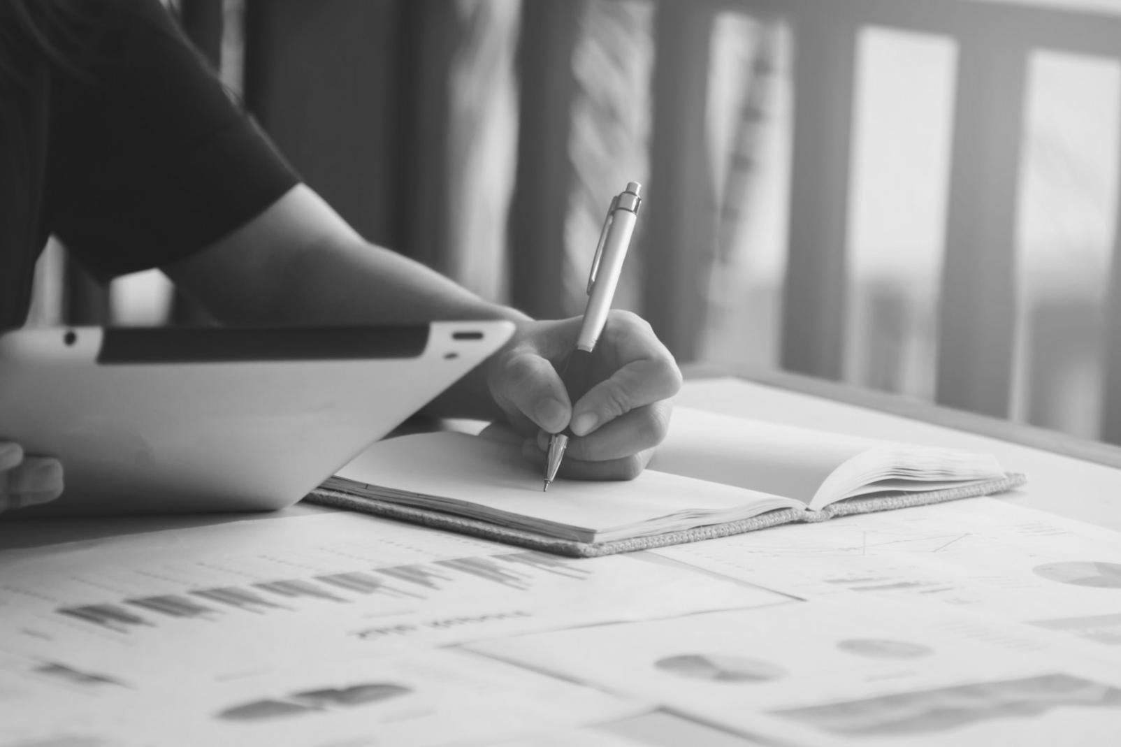 Moderne Finanzanalyse Arbeitsplätze im nalirexova Büro Hamburg